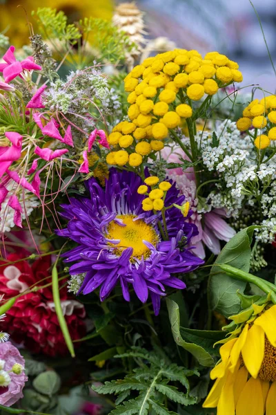 Floristická Kytice Květin Bylin Plodů Které Jsou Symbolem Léta — Stock fotografie