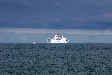 Saint-Malo, Fransa-14 Eylül 2018: Saint Malo bağlantı noktası İngiltere yönünü sabah bırakarak yolcu feribotu 