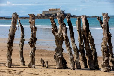 Büyük dalgalar, şehri Saint-Malo, Ille-et-Vilaine, Brittany, Fransa 'daki gelgitlerden korumak için 3000 sandık.
