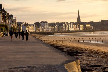 St. Malo, Fransa - 14 Eylül 2018: Saint Malo, Brittany, Fransa 'da deniz kenarında gezinen insanlar