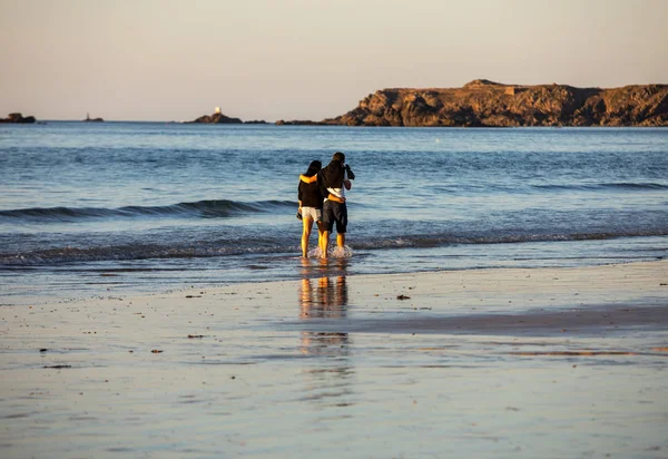 サンマロのビーチで恋にカップルのロマンチックな散歩 ブルターニュ フランス — ストック写真