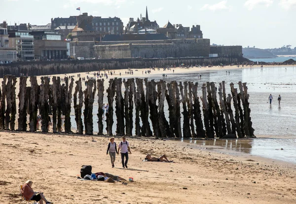 Malo Francja Września 2018 Romantyczny Spacer Ludzi Malowniczej Plaży Saint — Zdjęcie stockowe