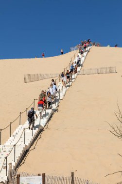 Dune Pilat, Fransa - Eylül 10,2018: Dune du Pilat, Aquitaine, Fransa Avrupa tırmanma insanlar 