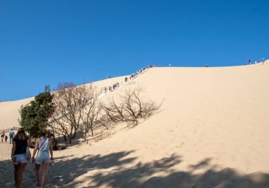 Dune Pilat, Fransa - Eylül 10,2018: Dune du Pilat, Aquitaine, Fransa Avrupa tırmanma insanlar 