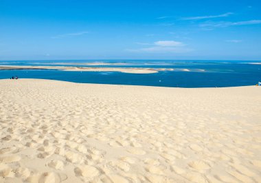 Avrupa 'nın en uzun kum tepeciği olan Pilat Kumulundan bir görüntü. La Teste-de-Buch, Arcachon Körfezi, Aquitaine, Fransa 