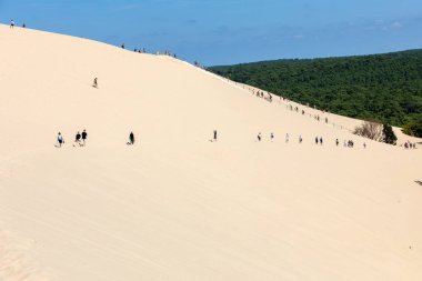 Pilat Kum tepesi, Fransa - 10 Eylül 2018: Avrupa 'nın en uzun kum tepesi olan Pilat Kum tepesinde yürüyen insanlar. La Teste-de-Buch, Arcachon Körfezi, Aquitaine, Fransa 