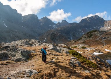 Vysoke Tatry, Slovakya - 10 Ekim 2018: Great Cold Valley, Vysoke Tatry (High Tatras), Slovakya 'da yürüyüş yapanlar. Büyük Soğuk Vadi 7 km uzunluğundadır ve turistler için çok çekicidir.