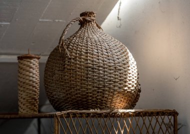 Camacha, Madeira, Portekiz - 19 Nisan 2018: Madeira Adası'ndaki Camacha'da bir fabrikada satışa sunulan hasır ürünler. Portekiz