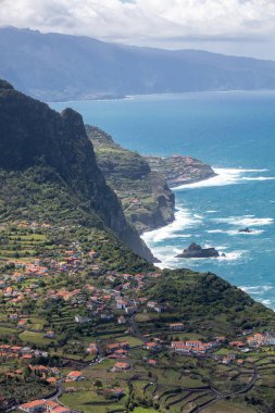 Kuzey kıyısındaki Arco De So Jorge Madeira, Miradouro Beira da Quinta, Madeira, Portekiz 'den görüldü.