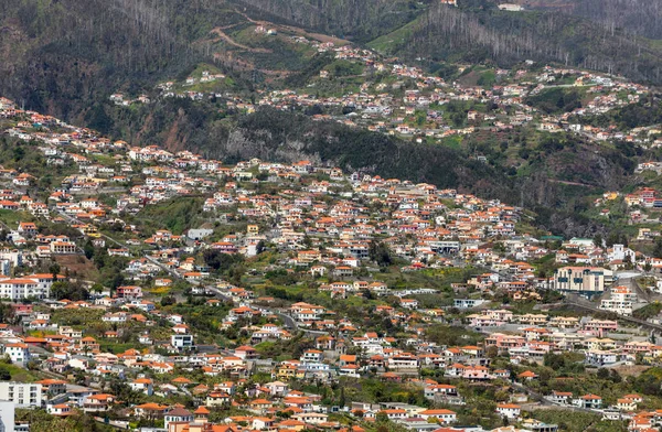 マデイラ島のフンシャルの急な斜面にある典型的なテラス建築 ポルトガル — ストック写真