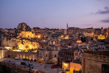 Matera; İtalya - 17 Eylül 2019: Bond 25. Mumları taşıyan figüranların olduğu bir geçit töreni sahnesi. Sassi 'deki 