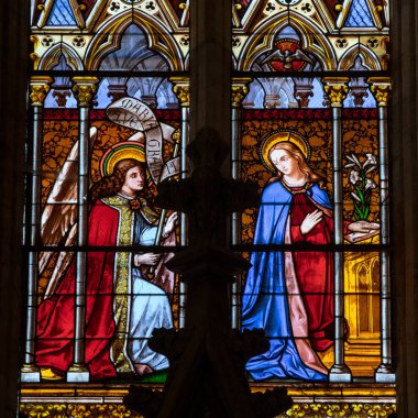 Saint Emilion, Fransa - 8 Eylül 2018: Duyuru - vitray pencere adlı Collegiale church of Saint Emilion, Fransa