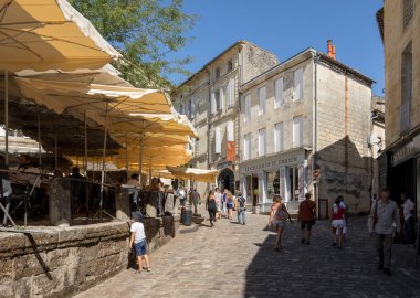 St. Emilion, Fransa - 8 Eylül 2018: Place de Eglise Monolithe, St. Emilion, Gironde Departmanı, Fransa. St. Emilion mükemmel kırmızı şaraplarıyla ünlü bir Fransız köyüdür..