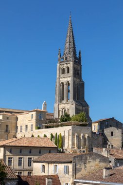   Aziz Emilion 'daki Monolitik Kilisenin çan kulesi. Fransa. St. Emilion mükemmel kırmızı şaraplarıyla ünlü bir Fransız köyüdür..