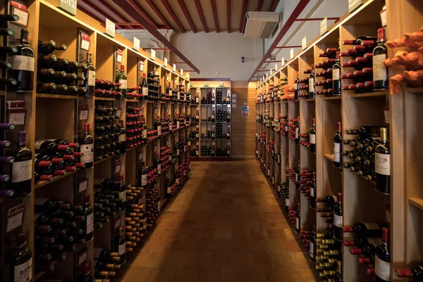 法国圣埃米利翁 2018年9月8日 法国圣埃米利翁一家酒铺的内部 圣埃米利翁是波尔多主要的红酒产区之一 也是非常受欢迎的旅游胜地 — 图库照片