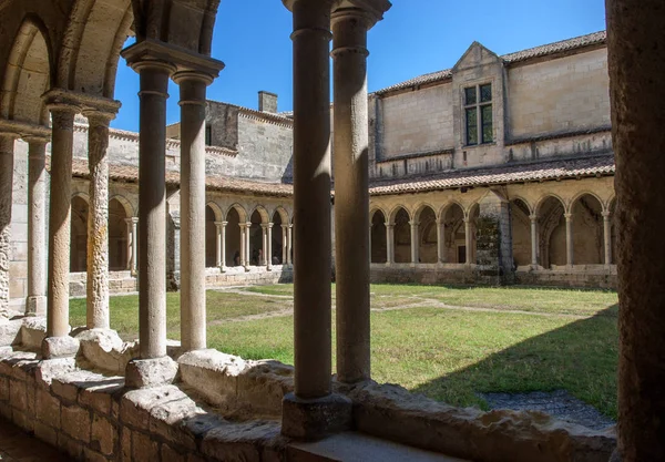 Saint Emilion, Fransa - 8 Eylül 2018: Saint Emilion, Fransa 'daki Collegiale Kilisesi' nde Ortaçağ Fransız Manastırı