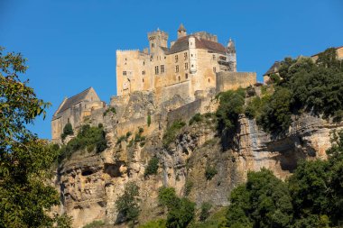  Dordogne Nehri 'nin üzerindeki kireçtaşı uçurumunda yükselen Ortaçağ Şatosu Beynac. Fransa, Dordogne Bölümü, Beynac-et-Cazenac