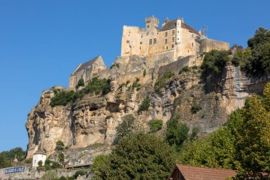 Beynac et Cazenac, Fransa - 4 Eylül 2018: Dordogne Nehri üzerindeki bir kireçtaşı uçurumunda yükselen Ortaçağ Şatosu. Fransa, Dordogne Bölümü, Beynac-et-Cazenac