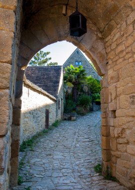 Geleneksel Beynac-et-Cazenac, Fransa 'daki antik ev ve kaldırım taşı sokağına sahip tipik Fransız kasabası.
