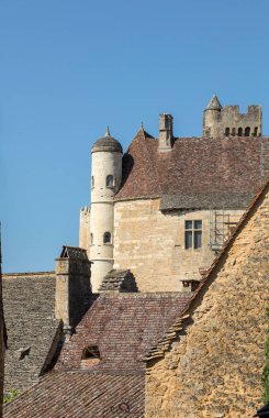  Dordogne Nehri 'nin üzerindeki kireçtaşı uçurumunda yükselen Ortaçağ Şatosu Beynac. Fransa, Dordogne Bölümü, Beynac-et-Cazenac