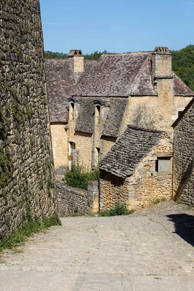 フランス ビニャック カゼナックの伝統的な町の古代の住宅や石畳の通りと典型的なフランスの町並み — ストック写真