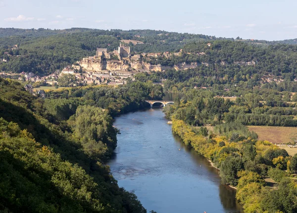  Ortaçağ Şatosu Beynac 'ı, Castelnaud' dan görünen Dordogne Nehri üzerindeki kireçtaşı uçurumunda yükseliyor. Fransa, Dordogne Bölümü, Beynac-et-Cazenac
