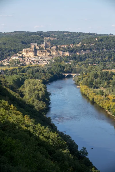 Średniowieczny Zamek Beynac Wznoszący Się Wapiennym Klifie Nad Rzeką Dordogne — Zdjęcie stockowe