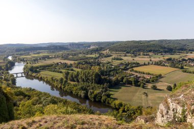 Dordogne Nehri ve Dordogne Vadisi 'nin manzarası eski Domme, Dordogne, Fransa' nın duvarlarından