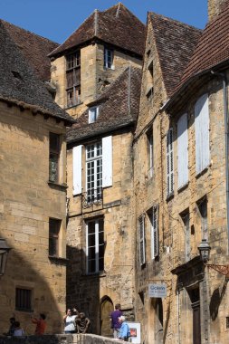 Sarlat, Fransa - 2 Eylül 2018: Place de la Liberte Sarlat la Caneda Dordogne bölümü, Aquitaine, Fransa içinde çevreleyen tarihi evleri