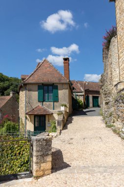 La Roque-Gageac, Dordogne, Fransa - 7 Eylül 2018: Dordogne nehri üzerindeki La Roque-Gageac manzaralı köy, Fransa