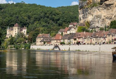 La Roque-Gageac, Dordogne, Fransa - 7 Eylül 2018: Dordogne nehri üzerindeki La Roque-Gageac manzaralı köy, Fransa