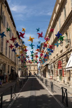 Arles, Fransa - 27 Haziran 2017: Street Arles, Provence renkli yıldız ile dekore edilmiştir. Fransa 