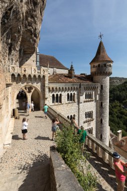 Rocamadour, Fransa - 3 Eylül 2018: Tarihi St.-Sauveur Bazilikası taş duvarları Fransa 'nın Rocamadour kentindeki kayalıklara harmanlandı 