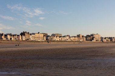 St. Malo, Fransa - 16 Eylül 2018: akşam güneşinde plaj ve Saint Malo 'da deniz kenarı boyunca binalar. Britanya, Fransa