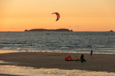 Saint-Malo, Fransa - 13 Eylül 2018: Saint Malo, Brittany, Fransa sahilinde günbatımı ve Kitesurfers