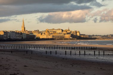 Plage du Sillon 'daki sabah ışığı ve duvarlarla çevrili şehir. Saint Malo, Fransa, Ille et Vilaine, Emerald Sahili