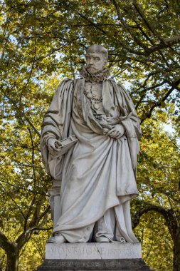 Place des Quinconces, Bordeaux Fransa, yeşil ağaçlar bir gölgelik boyunca halka açık bahçede Michel de Montaigne heykeli.