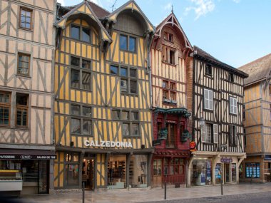 Troyes, Fransa - 31 Ağustos 2018: Troyes 'teki eski kasabanın manzarası - Champagne bölgesinin Aube departmanının başkenti. Fransa. Birçok yarı keresteli ev (çoğunlukla 16. yüzyıla ait) eski kasabada hayatta kalmaktadır.