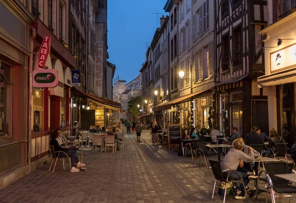 Troyes França Agosto 2018 Turistas Que Exploram Ruas Cidade Velha — Fotografia de Stock