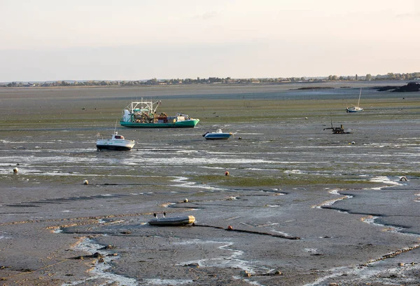 Barcos Tierra Firme Playa Marea Baja Cancale Famosa Ciudad Producción —  Fotos de Stock