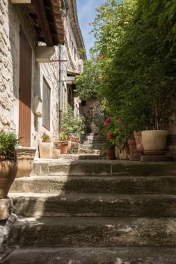  Les Baux de Provence ortaçağ köyü sokakta. Les Baux şimdi tamamen turizme, Fransa en güzel köylerinden olarak ün dayanarak verilir