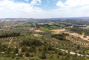 Ünlü Les Baux de Provence ortaçağ köyü, Güney Fransa'da vadiden Luberon panoramik görünüm