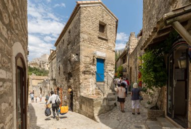  Les Baux de Provence, Fransa - 26 Haziran 2017: les Baux ortaçağ köyü sokak. Les Baux şimdi tamamen turizme, Fransa en güzel köylerinden olarak ün dayanarak verilir