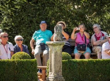 Milandes, Fransa-4 Eylül 2018: turistler Chateau des Milandes, Dordogne, Aquitaine, Fransa bir kale av kuşların gösterisi izliyor