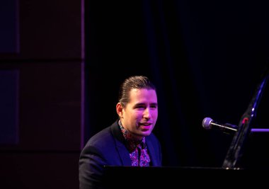 Krakow, Polonya - 21 Ekim 2019: Alfredo Rodriguez ve Richard Bona Manggha Japon Sanat ve Teknoloji Müzesi 'nde sahnede