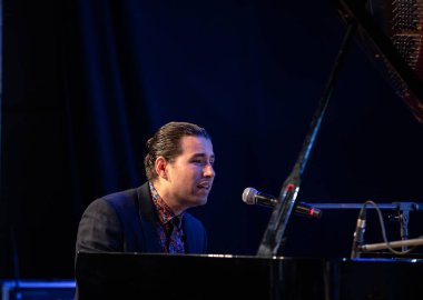 Krakow, Polonya - 21 Ekim 2019: Alfredo Rodriguez ve Richard Bona Manggha Japon Sanat ve Teknoloji Müzesi 'nde sahnede