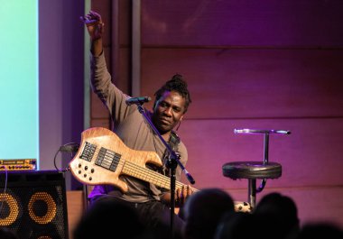 Krakow, Polonya - 21 Ekim 2019: Alfredo Rodriguez ve Richard Bona Manggha Japon Sanat ve Teknoloji Müzesi 'nde sahnede