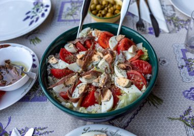 Terasta akşam yemeği için hazır. 