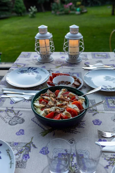 Zubereitet Für Den Abendbrottisch Auf Der Terrasse — Stockfoto