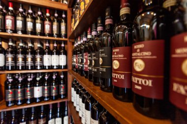 Montalcino, İtalya - 13 Eylül 2011: Montalcino, Tuscany, İtalya 'da bir şarap dükkanının içi. Montalcino Brunello di Montalcino şarabıyla ünlüdür.. 